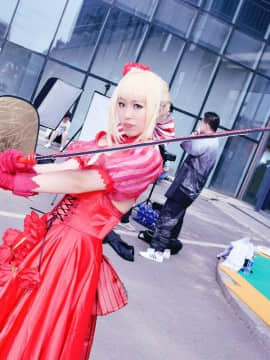 《Fate Extra》Saber红玫瑰礼服 C O S P L A Y_#尼禄红玫瑰礼服#是场照返图~ (9)