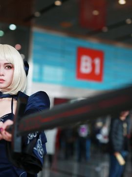 Saber黑王二设C O S P L A Y_【补录】漫展反图（伪正向） (2)